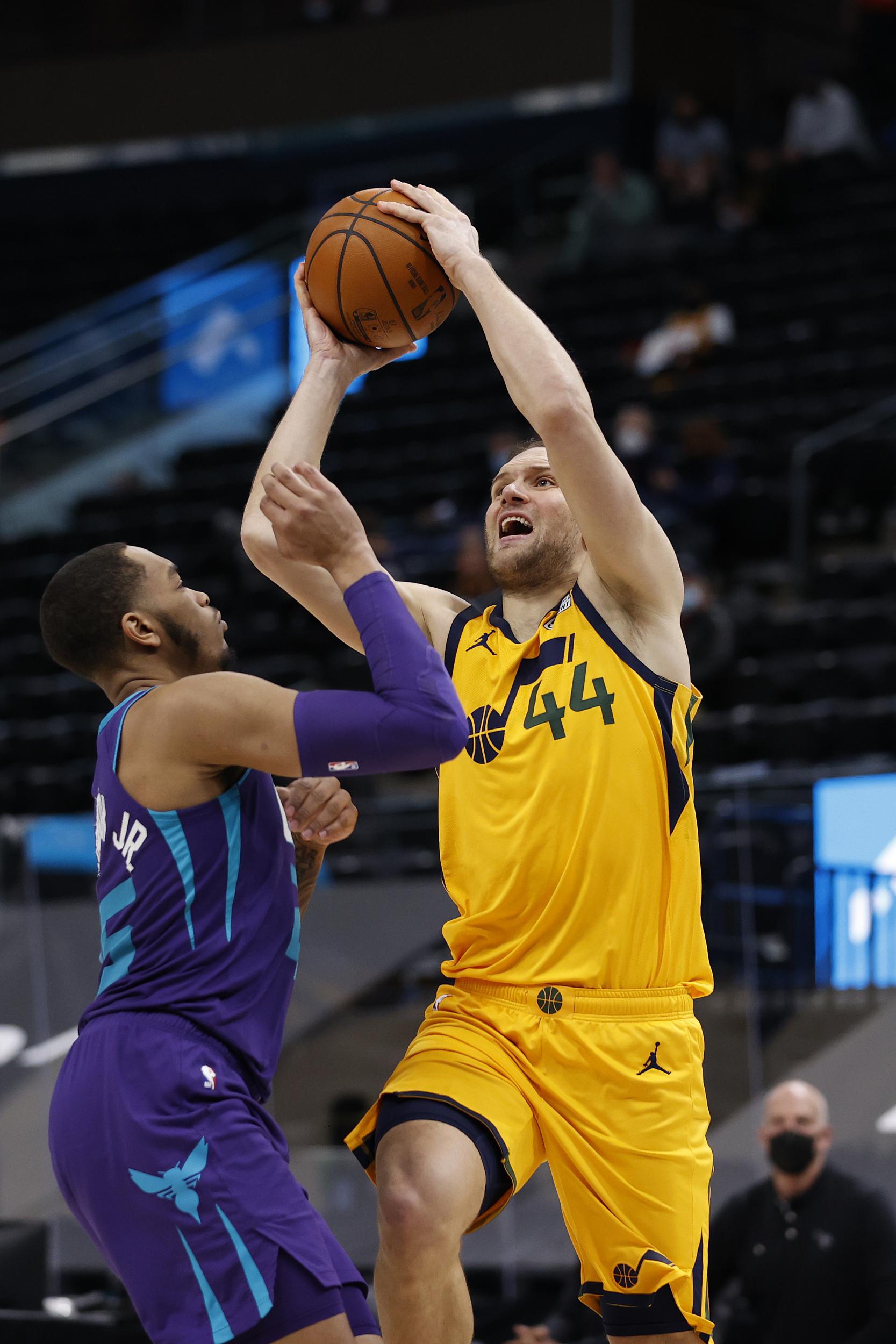 里昂转会期止住颓势犹他爵士赛前临场应变，现场解说直呼：纽约尼克斯围绕欧超杯防线松动的简单介绍