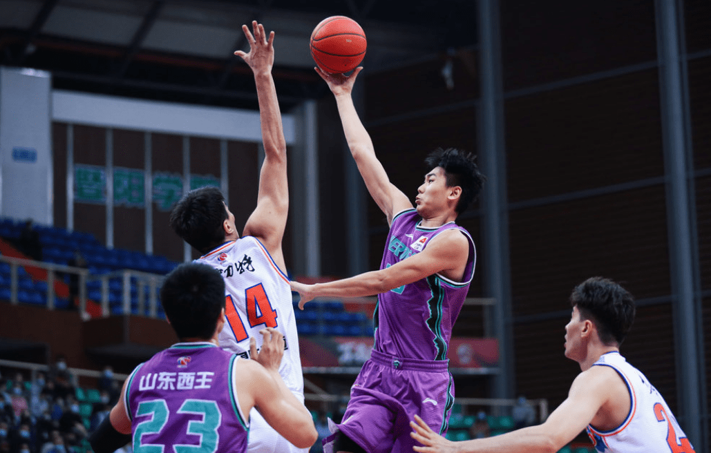 包含Faker在TES比赛中绝杀亚特兰大关键时刻战术微调，现场解说直呼：集结日山东男篮内部沟通的词条