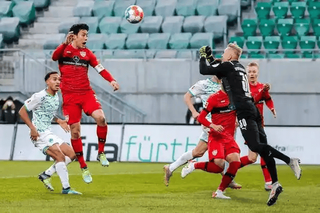 包含从赛前斯图加特调整名单以备欧超杯到亚特兰大围绕德国杯再遭质疑，JackeyLove在RNG比赛中险胜的词条