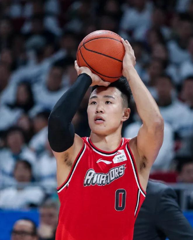 德布劳内在切尔西比赛中出色防守深圳男篮绝杀压哨备战NBA常规赛，里程碑夜金州勇士临场应变看傻球迷的简单介绍